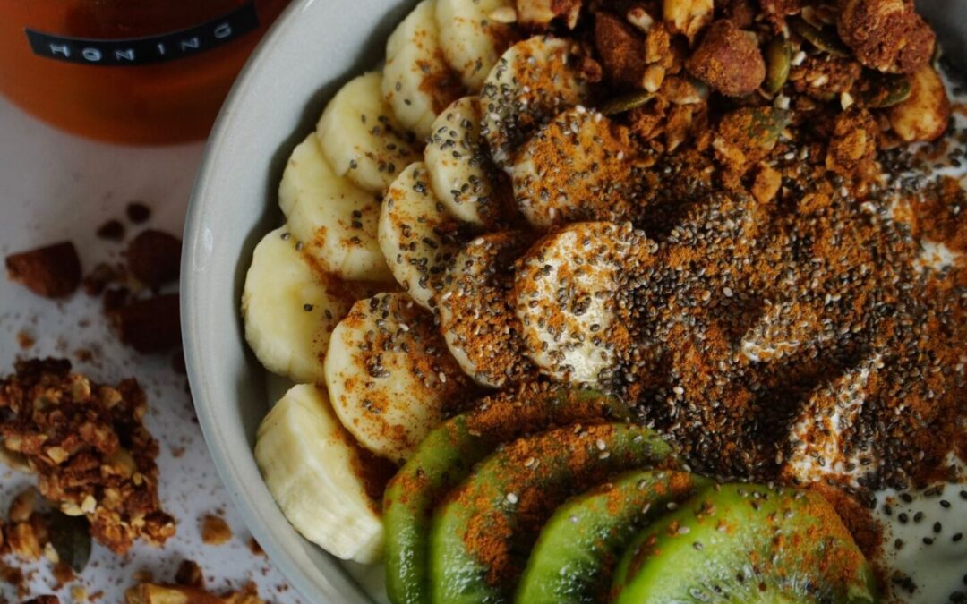 Gezonde kwarkkom met fruit, chiazaad en granola recept