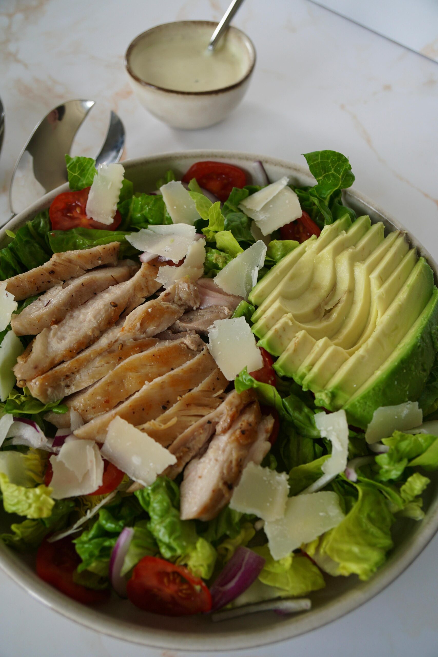 Salade met gegrilde kip en yoghurtdressing – gezond, eiwitrijk en smaakvol